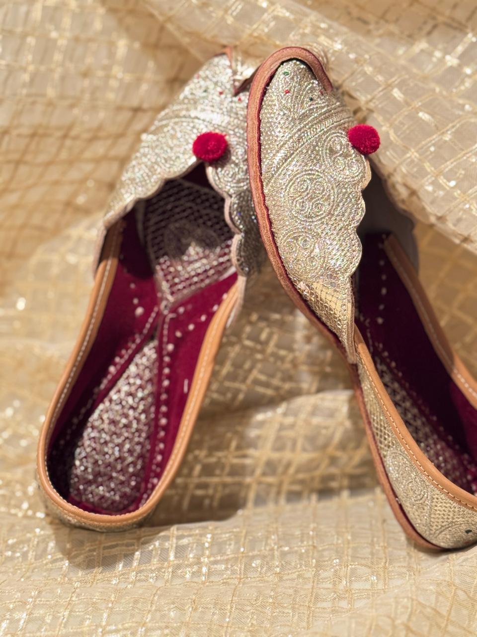 Women Embellished Ethnic Mojaris Flats - Image 4